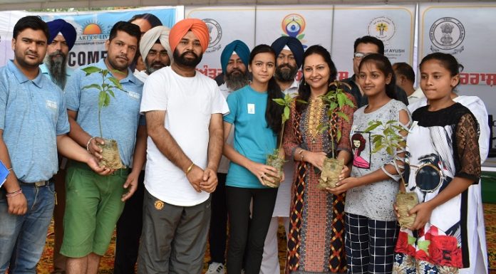 Hundreds of People led by Isha Kalia Perform Yoga at Hoshiarpur