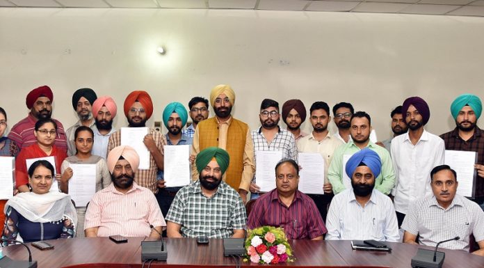 Sukhbinder Sarkaria hands over appointment letters to 35 clerks