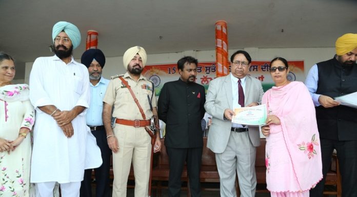 ਕਰਮਜੀਤ ਕੌਰ ਅਤੇ ਰਾਜਪਾਲ ਸਿੰਘ ਨੂੰ 15 ਅਗਸਤ ਨੂੰ ਵਧੀਆ ਵਿਭਾਗੀ ਸੇਵਾਵਾਂ ਬਦਲੇ ਸਨਮਾਨਤ ਕੀਤਾ ਗਿਆ