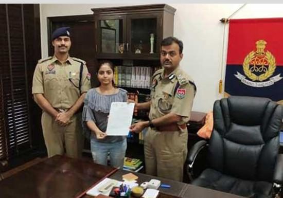 Commissioner Police Rakesh Agarwal Honours Girl who fought bravely with phone snatcher in Ludhiana
